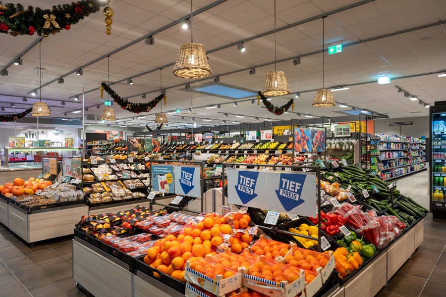 Obst- und Gemüseabteilung in einem Supermarkt mit frischen Produkten und Angeboten