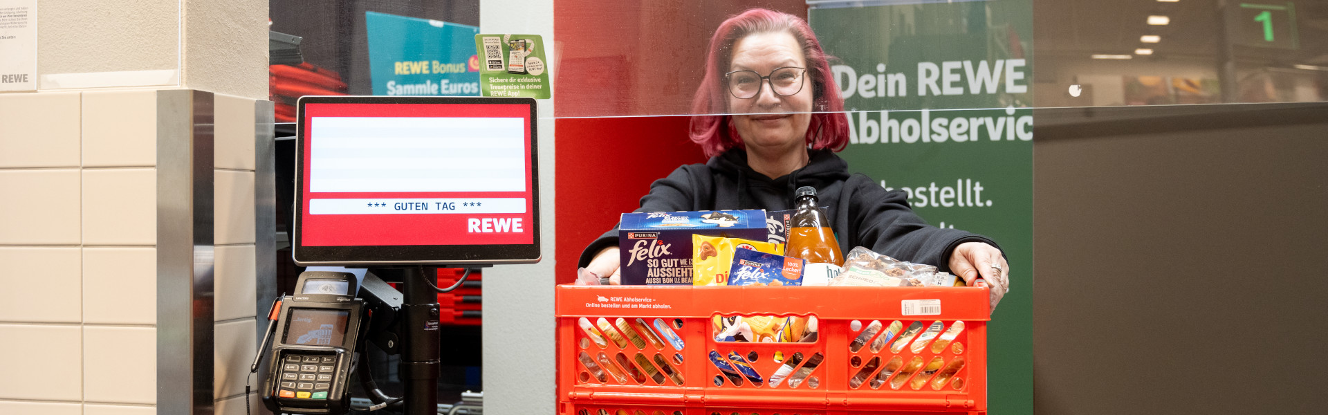 nett Mitarbeiterin im Abholservice lächelt in die Kamera
