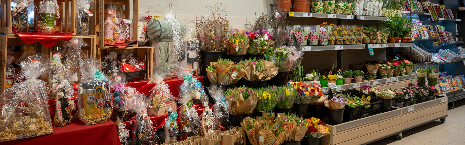frische Blumen und Geschenkkörbe
